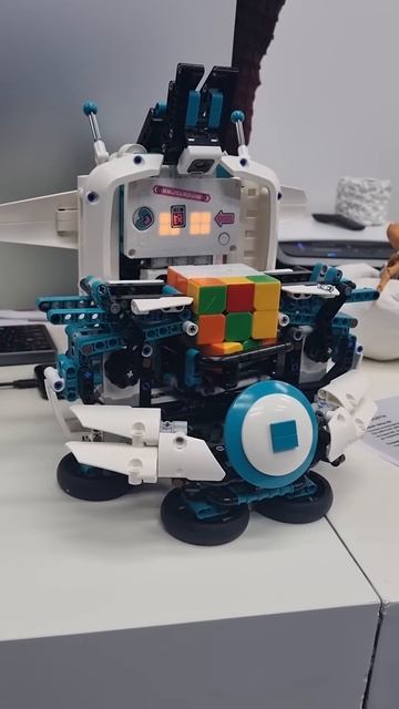 Умный робот! Собирает кубик рубик. Калининград смотреть онлайн