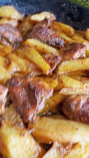 Запечённый картофель с курицей в паприке с чесноком смотреть онлайн