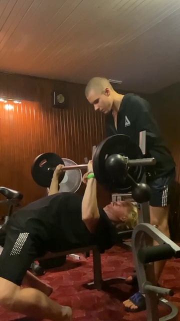 Жим лёжа 66 кг, добавил вес с помощью гантель #bodybuilding смотреть онлайн