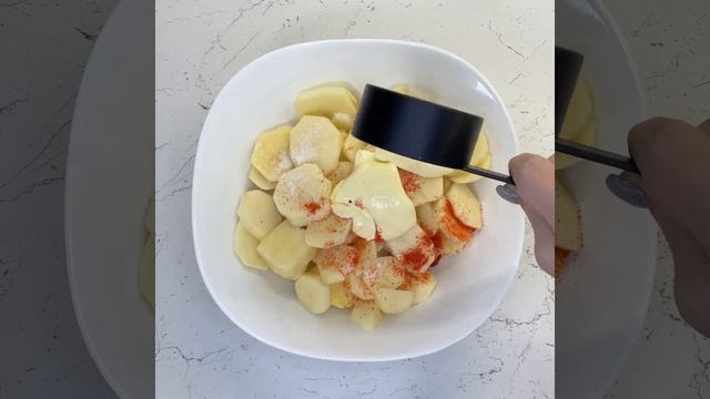 Вкусная хрустящая курочка с картошкой в духовке смотреть онлайн