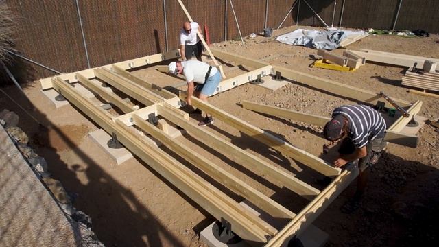 Монтаж лаг пола сборного дома из клееного бруса.