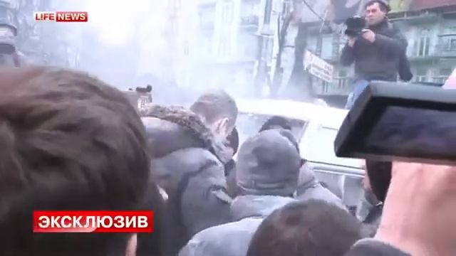 Виталия Кличко облили струей из огнетушителя в центре Киева смотреть онлайн