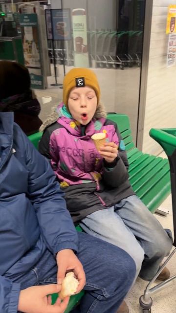 Едим мороженое в магазине:) #сребенком #детство #мороже смотреть онлайн