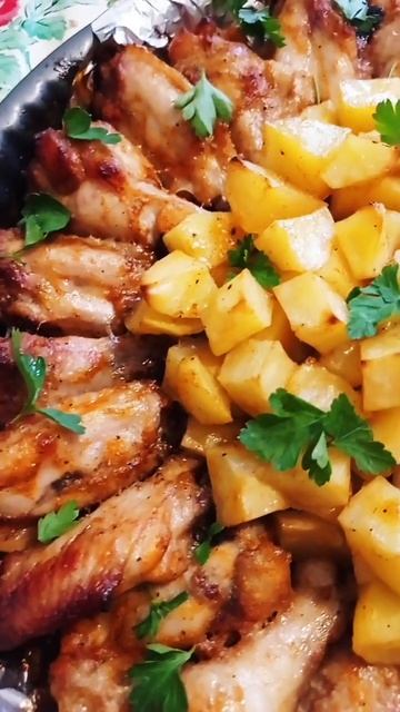 Медовые крылышки с картофелем в духовке #рецепт #рецеп смотреть онлайн