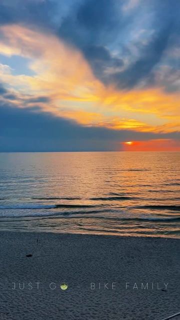 Закат на Балтийском море #калининградскаяобласть #summer #sea #balticsea #закат #sunset #2024 смотреть онлайн