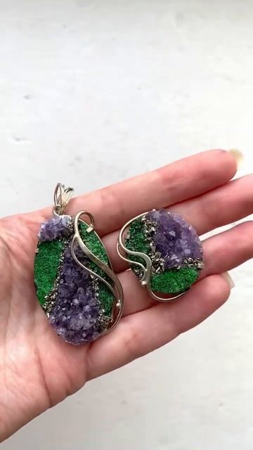 Подвеска и кольцо с аметистом, пиритом и уваровитом зе