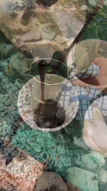 Кофеварка (мока) на костре, Италия, Национальный парк А смотреть онлайн