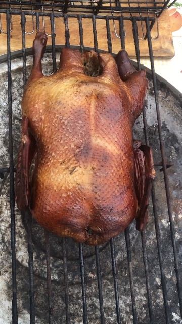 Утка и утиные окорочка горячего копчения.