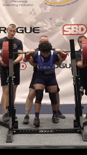 Вес спортсмена 60 кг, вес штанги 237 кг, на раз присел💪. смотреть онлайн