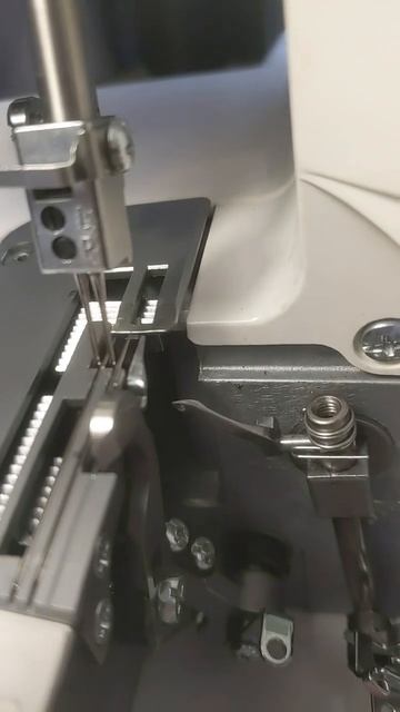 нормальный ход игл и петлителя оверлок Janome t34 смотреть онлайн