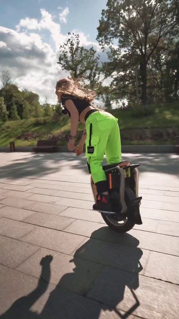 Алекса на моноколесе!