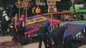 Загнать три шара в лунки