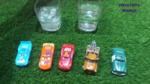 ТАЧКИ 3 Машинки ТАЧКИ меняют цвет в воде. Молния Маквин