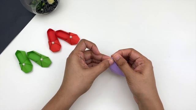 ТУФЕЛЬКИ ДЛЯ КУКОЛКИ СВОИМИ РУКАМИ! Поделки оригами из бумаги! смотреть онлайн