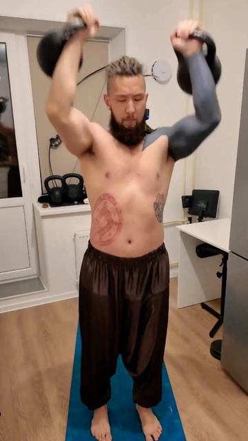 Как тренироваться с гирей #гири #спорт #sports #гиря смотреть онлайн