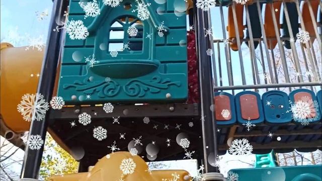 Настя и Папа играют на детской горке