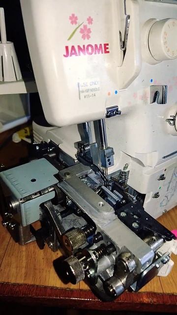 Почему оверлок заклинил и сложились петлители?!? смотреть онлайн