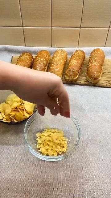 Готовим хот-доги вместе с детьми!Рецепт в комментария? смотреть онлайн