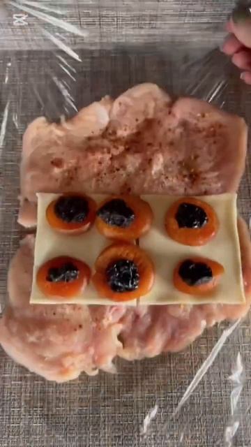 Куриный рулет с черносливом, курагой и сыром. ￼ смотреть онлайн