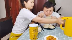 food challenge mukbang husband and wife eating show, китайцы едят на камеру
