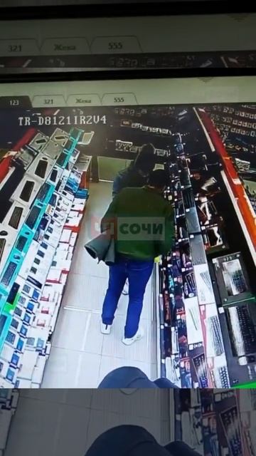 Семейная пара в Сочи украла аудиоколонку из магазина смотреть онлайн