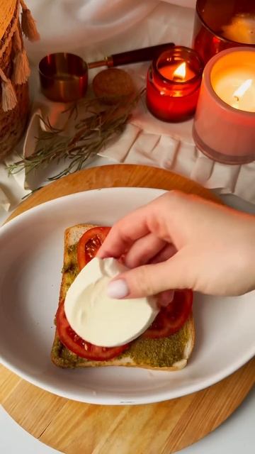 Сэндвич с помидорами и песто💯❤️ #сэндвич #бутерброд смотреть онлайн