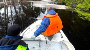 Сургутские спасатели очищают русло реки Чёрная после половодья