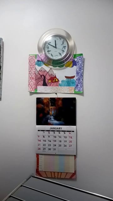 Часы и календарь весит на стене в комнате 98.