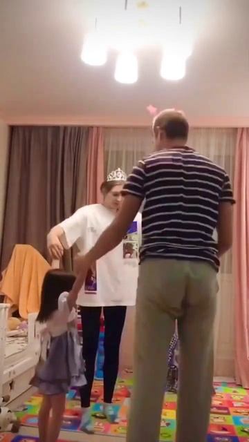 Няня мужчина на визите к особенном ребёнку 😃 смотреть онлайн