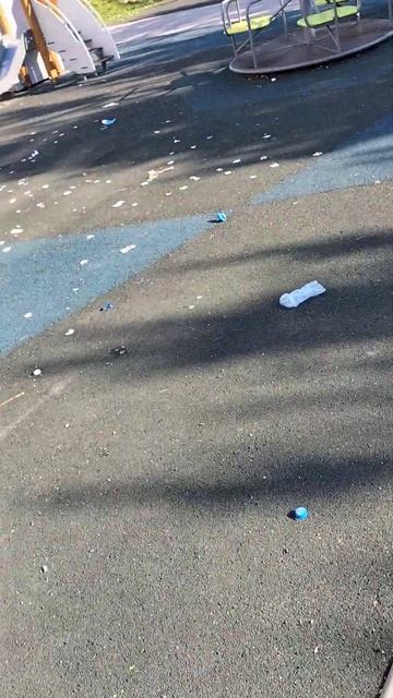 15 августа 2022 года. Мусор на детской площадке. Бедные дв