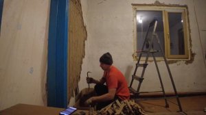 Убираем глину и дранку со стены. Жизнь в деревне после переезда.