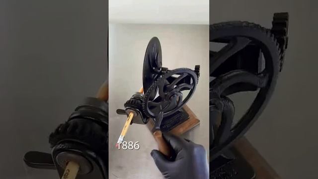 Коллекция старинных точилок для карандашей в действи?