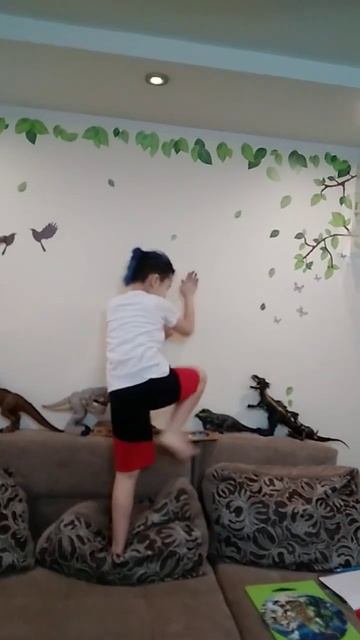 у меня там бабка бешенная живет спать не дает уже БЕСИ? смотреть онлайн