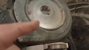 Двигатель у пылесоса работает но пыль не всасывает.