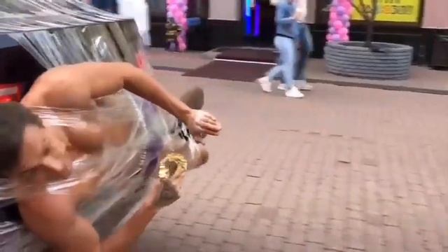 блогера приклеили скотчем смотреть онлайн