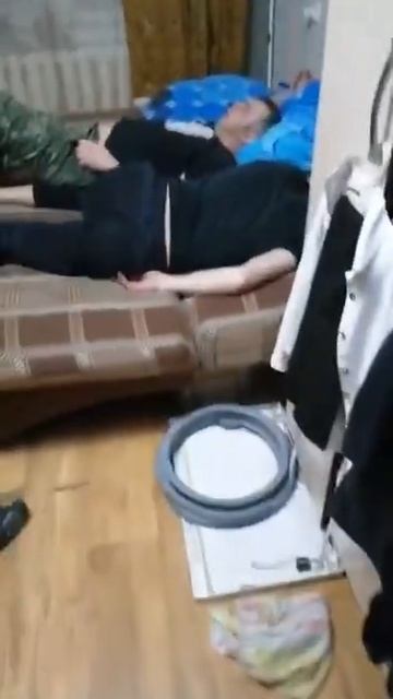 Мужчина с другом попытались починить стиральную маши? смотреть онлайн