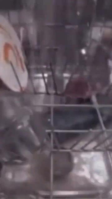 Посудомойка жестко моет посуду/ мем 2023 смотреть онлайн