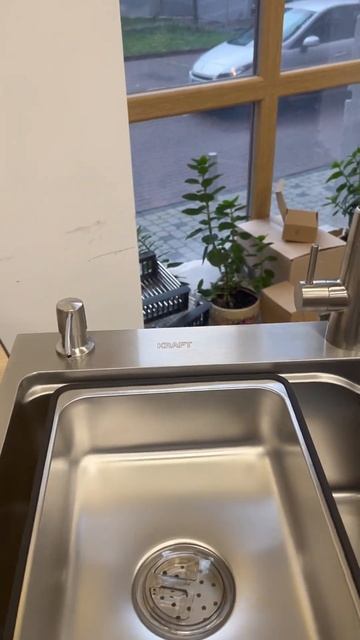 Кухонна мийка Kraft 75*46 , нерж + кран з сірим гнучким гусак