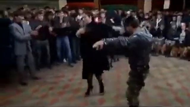 Зарема зажгла толпу своим танцем смотреть онлайн