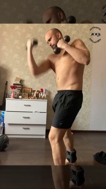 Бой с тенью с гантелями в руках 3 кг. и утяжелителями на смотреть онлайн