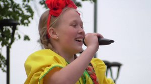 Девушка поёт песню: Выходила на берег Катюша