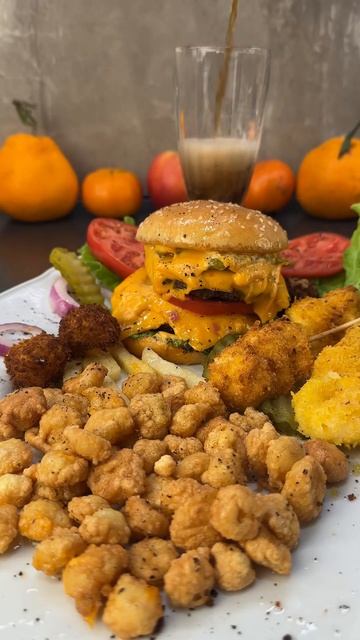 🍔🍤🧀 Комбо сет: Бургер, креветки, жареный сыр! | #shors #? смотреть онлайн