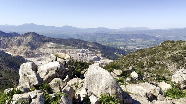 Вид на побережье Коста-дель-Соль с вершины горы Каламорро, Бенальмадена, Испания смотреть онлайн