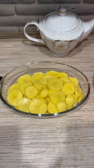 Готовим картошку с тушёнкой в духовке! #готовимдома #е? смотреть онлайн