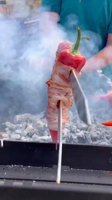 ФАРШИРОВАННЫЙ ПЕРЕЦ НА УГЛЯХ 🔥 это просто ракета 🚀 смотреть онлайн