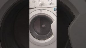 Первое видео: Стиральная машина indesit IWUB4085 полный цикл ?