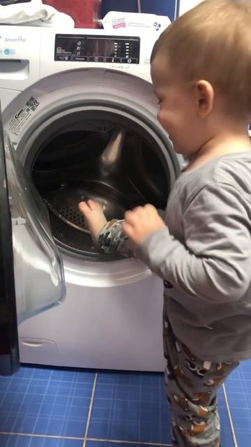 Изучает работу стиральной машины😀 #shorts #like #ребенок смотреть онлайн