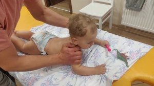 Ребёнок 11 месяцев.  Массаж при вальгусной стопе. Child 11 mo