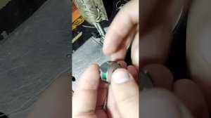 Какой стороной вставлять  шпульку в шпульный колпак п?