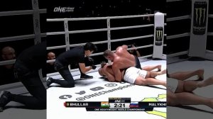 Анатолий Малыхин нокаутировал Аржана Буллара и стал д